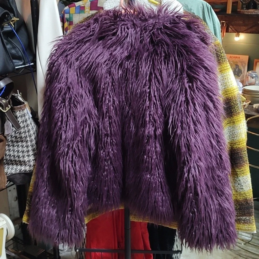 Donna Salyers' Fabulous Furs - Picture 10 of 10